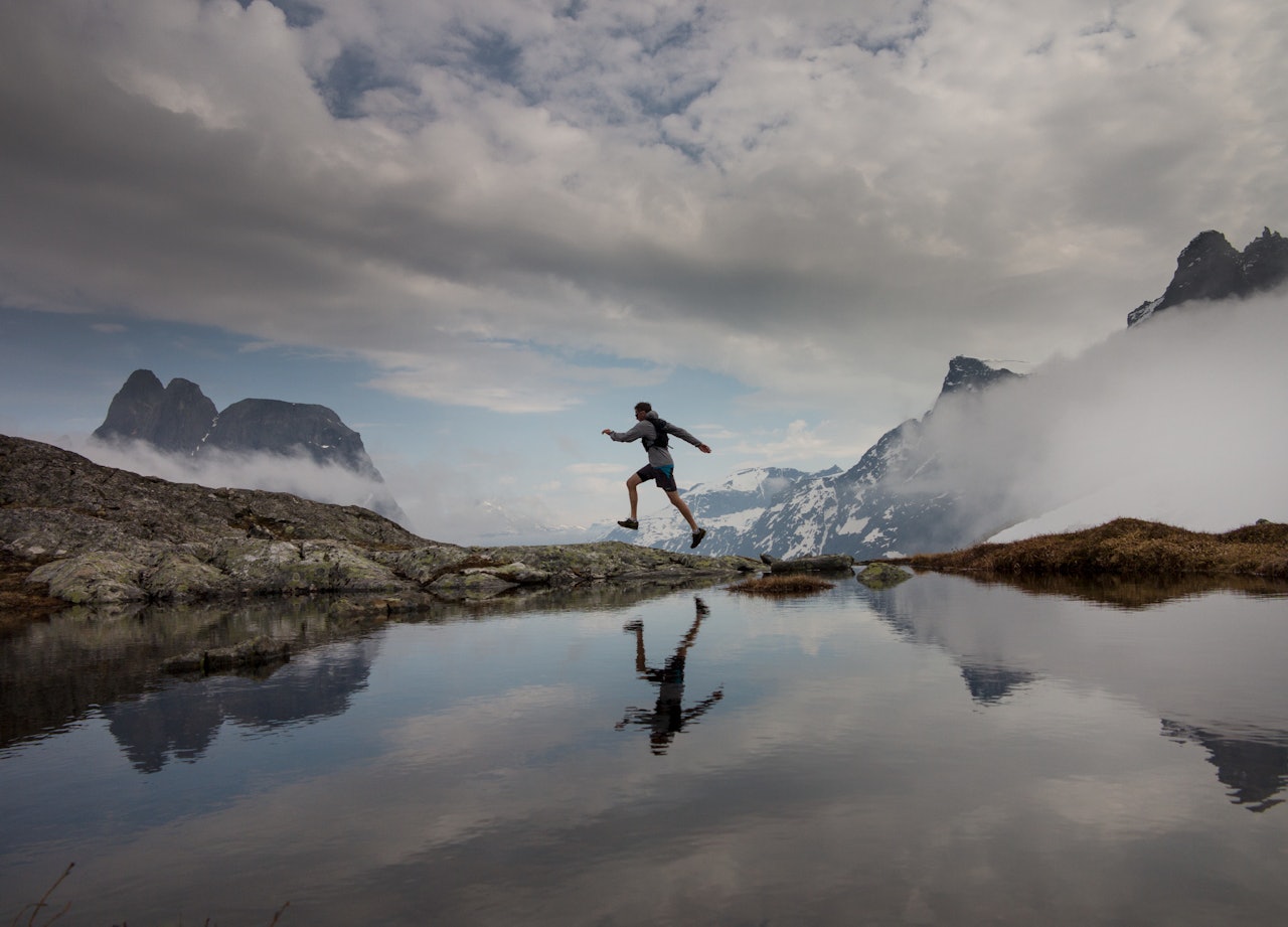 NORAFJELLET: Et lett valg med løpesko. Her er du omgitt av steile, storslagne fjell. Foto: Matti Bernitz Pedersen NORAFJELLET: Åndalsnes. Foto: Matti Bernitz Pedersen