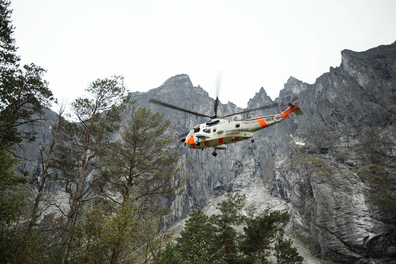 Romsdalen trollveggen redning helikopter