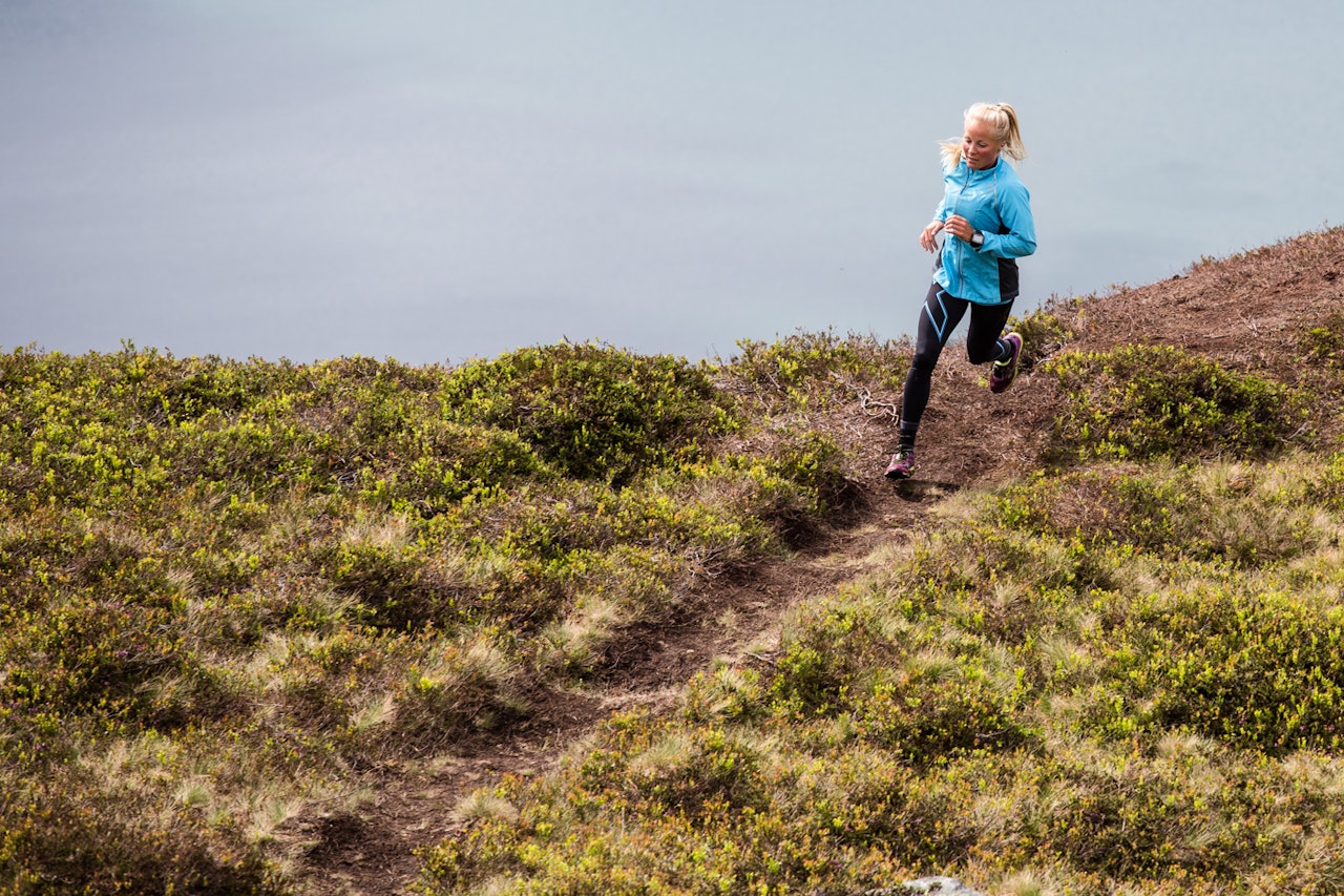 I DEN GODE SONEN: Tempo og flyt henger tett sammen, mener løpeekspert Malene Haukøy. Bilde: Christian Nerdrum løping på sti trening