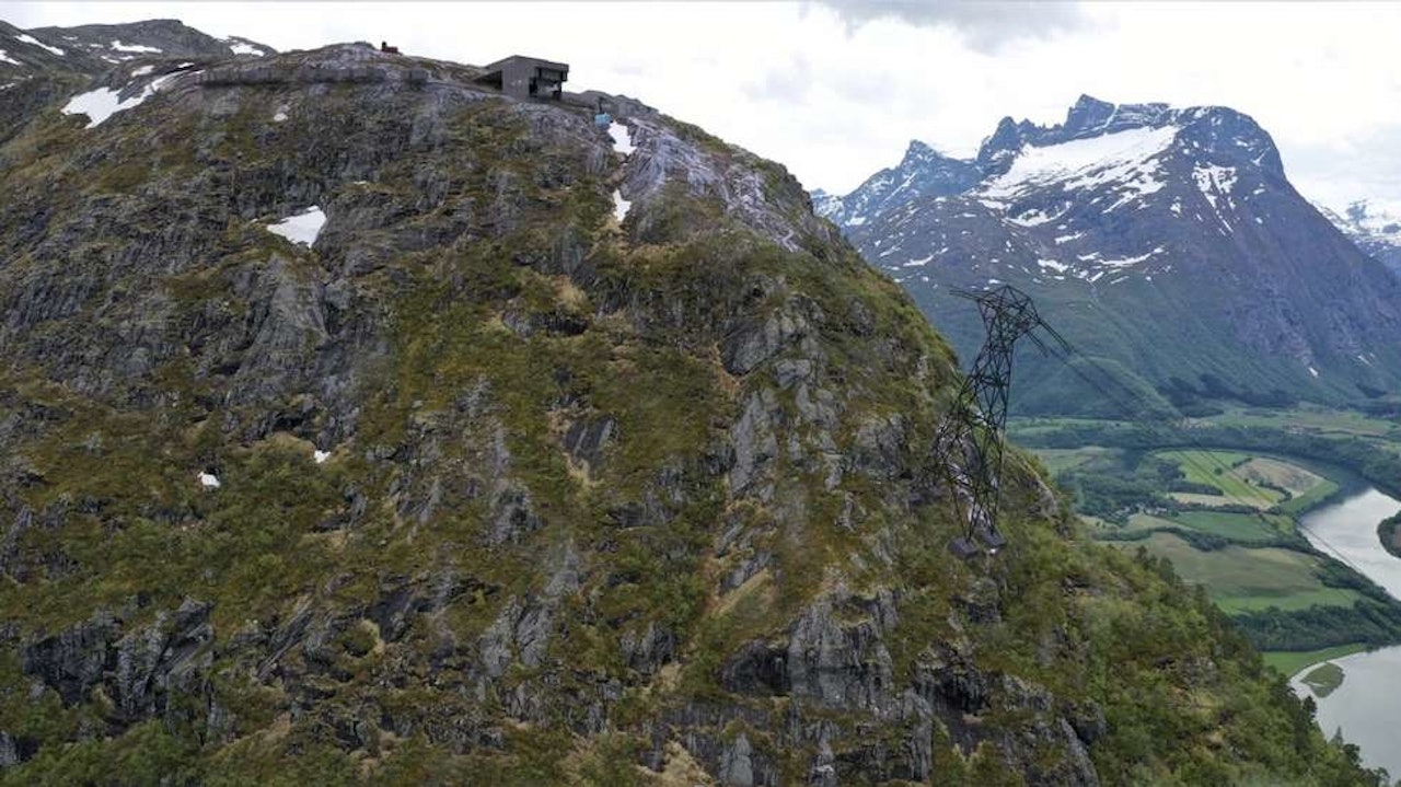 Romsdalseggen har blitt en populær tur, med fin utsikt ut over Romsdalsfjellene, med Trollveggen, Romsdalshorn og Vengetindene som de mest markante. Turen tar 6-8 timer, og regnes som middels krevende. Foto: Erlend Sande