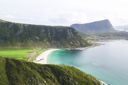 VERDENSBERØMT: Kristoffer Vandbakk og Kristian Bøe går i land på Hauklandstranda etter en lang padletur fra Ballstad.  haukelandsstranda Lofoten