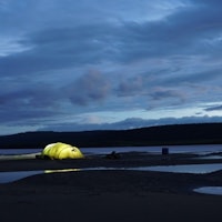 Sandøyer: Underveis campet vi på en rekke sandøyer. For å ha en ekstra trygghet overfor bjørn og andre rovdyr. Men også for å holde myggen vekk. Foto: Peter Gupta