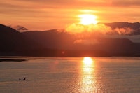 Naturen var helt enorm, men det var solnedgangene som var et helt fantastisk syn. Når vi da kunne krydre det med svømmende elger, forteller bildet alt. En magisk atmosfære som gjorde oss til tider målløse. Foto: Peter Gupta Naturen var helt enorm, men det var solnedgangene som var et helt fantastisk syn. Når vi da kunne krydre det med svømmende elger, forteller bildet alt. En magisk atmosfære som gjorde oss til tider målløse. Foto: Peter Gupta