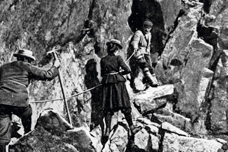 William C. Slingsby, Therese Bertheau og Berge på galleriene i 1900. Foto: George Percival Baker William C. Slingsby, Therese Bertheau og Berge på galleriene i 1900. Foto: George Percival Baker