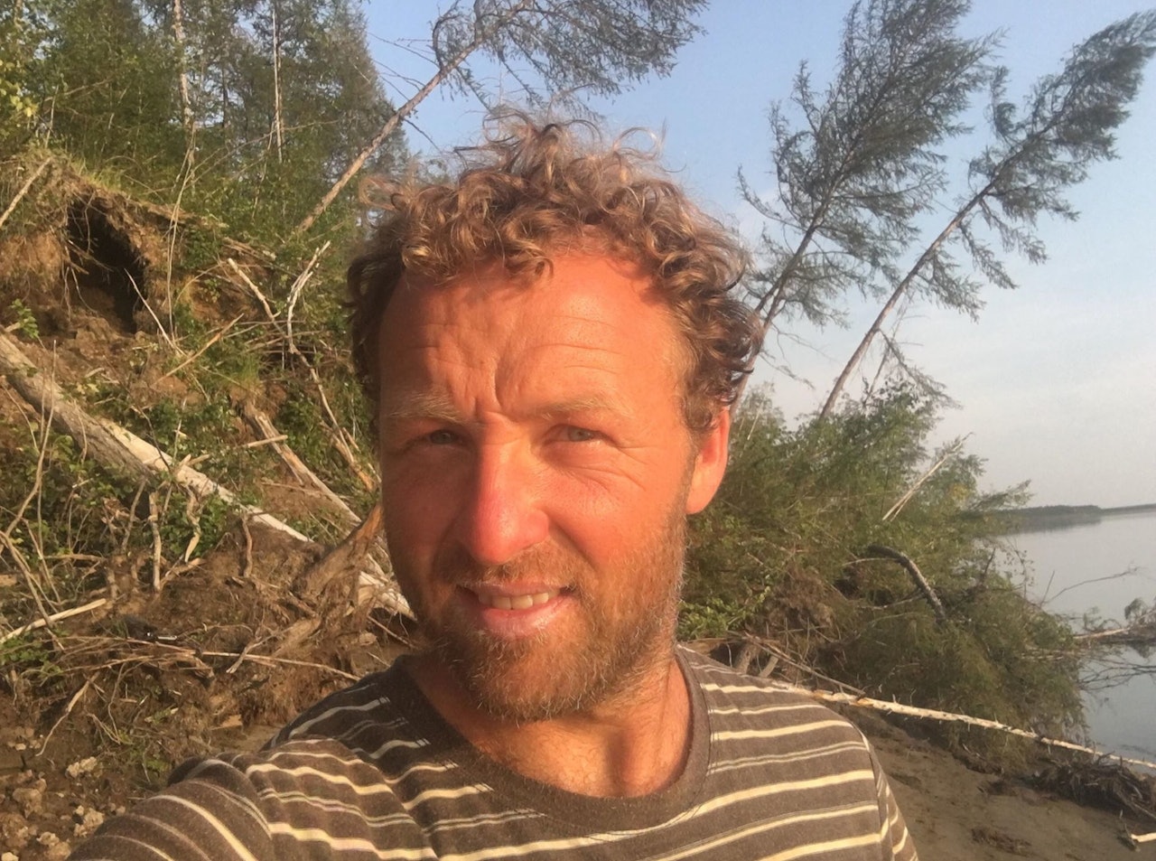 EKSPEDISJON KOLYMA: Eventyrer Kjartan Bergsvåg startet padleturen i Seimchan. Derfra beregner han 1800-1900 kilometer med padilng helt ut til Nordishavet. I bakgrunnen kan du skimte hvordan den smelting av permafrosten gjør at grunnen kollapser. Foto: Privat EKSPEDISJON KOLYMA: Eventyrer Kjartan Bergsvåg startet padleturen i Seimchan. Derfra beregner han 1800-1900 kilometer med padilng helt ut til Nordishavet. I bakgrunnen kan du skimte hvordan den smelting av permafrosten gjør at grunnen kollapser. Foto: Privat