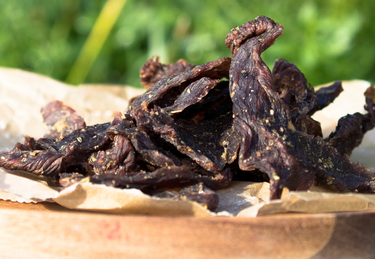 BEEF JERKY: Fås kjøpt i butikken, men du kan også lage det sjølv. Foto: Sigrid Henjum hjemmelaget beef jerky