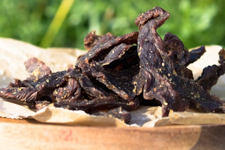 BEEF JERKY: Fås kjøpt i butikken, men du kan også lage det sjølv. Foto: Sigrid Henjum hjemmelaget beef jerky