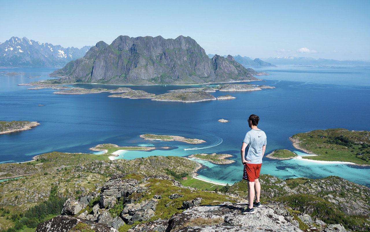 FJELLTUR I LOFOTEN: På Skrova er det så kort vei fra fjellet til havet, at du tar på deg badeshortsen straks du får øye på stranda fra toppen. Foto: Jon Olav Larsen Skrovafjellet i Lofoten