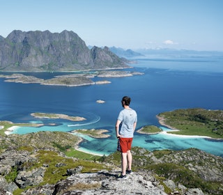 FJELLTUR I LOFOTEN: På Skrova er det så kort vei fra fjellet til havet, at du tar på deg badeshortsen straks du får øye på stranda fra toppen. Foto: Jon Olav Larsen Skrovafjellet i Lofoten
