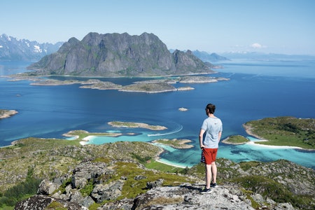 FJELLTUR I LOFOTEN: På Skrova er det så kort vei fra fjellet til havet, at du tar på deg badeshortsen straks du får øye på stranda fra toppen. Foto: Jon Olav Larsen Skrovafjellet i Lofoten