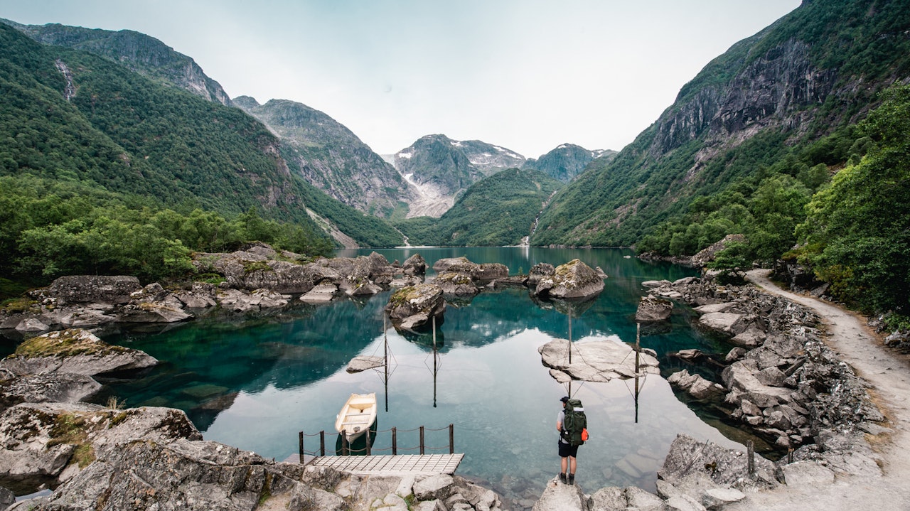 BONDHUSVATNET: Bondhusvatnet ligger i Mauranger, mellom Rosendal og Odda, og regnes som en lett fottur etter DNT-systemet. Foto: Sondre Forsell