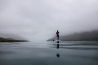 EN EGEN RO: Tåka la ingen demper for opplevelsen på Gjendevatnet. Foto: Cathrine Holst. EN EGEN RO: Tåka la ingen demper for opplevelsen på Gjendevatnet. Foto: Cathrine Holst.
