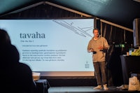 TAVAHA: Simen Knudsen er en av surferne bak miljøkollektivet Nordic Ocean Watch og ambassadør for Infinitum Movement, som jobber mot marin forsøpling. Foto: Cathrine Holst TAVAHA: Simen Knudsen er en av surferne bak miljøkollektivet Nordic Ocean Watch og ambassadør for Infinitum Movement, som jobber mot marin forsøpling. Foto: Cathrine Holst
