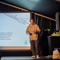 TAVAHA: Simen Knudsen er en av surferne bak miljøkollektivet Nordic Ocean Watch og ambassadør for Infinitum Movement, som jobber mot marin forsøpling. Foto: Cathrine Holst