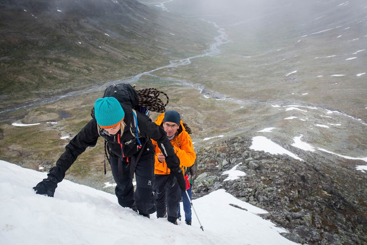 NEDSTIGNING: Vi er på vei ned fra ryggen etter å ha gått i snart åtte timer. Langt der borte ligger hytta, vi må bare helt ned først, og forbi et par vann. Foto: Marte Stensland Jørgensen urdadalsryggen jotunheimen