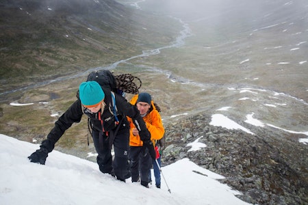 NEDSTIGNING: Vi er på vei ned fra ryggen etter å ha gått i snart åtte timer. Langt der borte ligger hytta, vi må bare helt ned først, og forbi et par vann. Foto: Marte Stensland Jørgensen urdadalsryggen jotunheimen