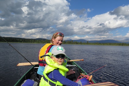 KANO-TUR: Fra en padletur i Femundsmarka. Foto: Else M. Røneid  kanotur med barn