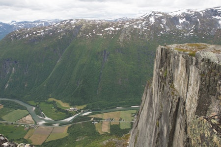 SOM SKÅRET MED KNIV: Stupene på sørsiden av Ekkertinden i Sunndalen har mye til felles med merkjente Prekestolen i Rogaland. Men langt mindre folk og ei nydelig DNT-hytte på vei opp.