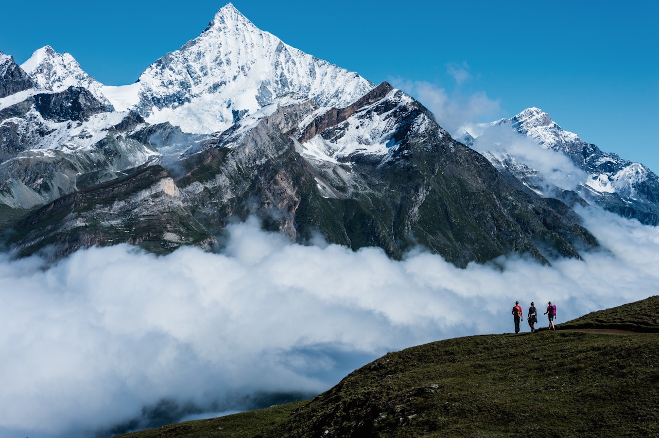 HØYDEPUNKTER I ALPENE: Å gå i fjellene rundt Zermatt er like mye en fysisk opplevelse som anstrengelse. Det finnes mer enn 30 fjell over 4000 meter rundt den kjente fjellbyen. Her ser vi to av dem, Zinalrothorn (4331 moh.) til venstre og Weisshorn (4506 moh.) till høyre. STORSLÅTT: Å gå i fjellene rundt Zermatt er like mye en fysisk opplevelse som anstrengelse. Det finnes mer enn 30 fjell over 4000 meter rundt den kjente fjellbyen. Her ser vi to av dem, Zinalrothorn (4331 moh.) til venstre og Weisshorn (4506 moh.) till høyre.