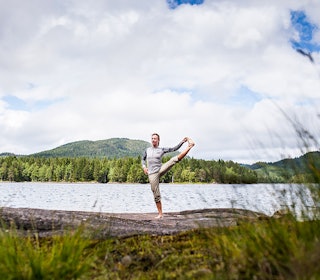 BALANSEKUNST: Elizabeth Lyseng demonstrerer hvordan det skal gjøres. Foto: Marte Stensland Jørgensen. yoga i nordmarka kikut