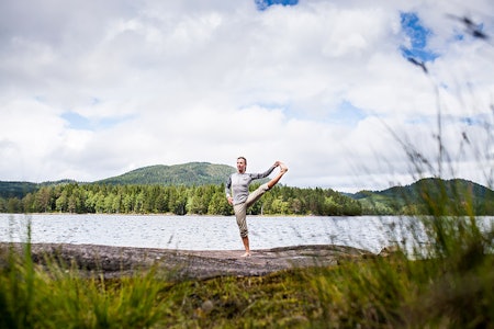 BALANSEKUNST: Elizabeth Lyseng demonstrerer hvordan det skal gjøres. Foto: Marte Stensland Jørgensen. yoga i nordmarka kikut