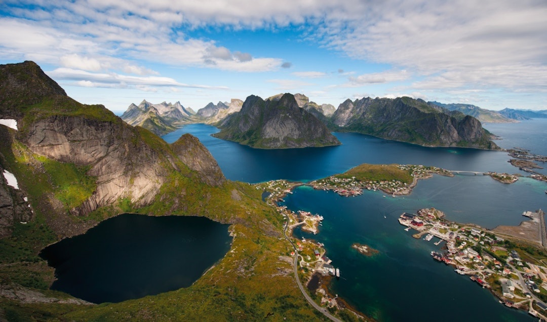 REINEBRINGEN: Turistbrosjyren lover ikke all verden i sin beskrivelse av Reinebringen, men fra toppen er det fantastisk utsikt mot Reine, Sakrisøy, Hamnøy og innover Reinefjorden og Kjerkfjorden som er fjordarmen helt til venstre i bildet. Foto: Matti Bernitz reinebringen med spektakulær utskt over Lofoten