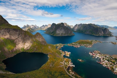 REINEBRINGEN: Turistbrosjyren lover ikke all verden i sin beskrivelse av Reinebringen, men fra toppen er det fantastisk utsikt mot Reine, Sakrisøy, Hamnøy og innover Reinefjorden og Kjerkfjorden som er fjordarmen helt til venstre i bildet. Foto: Matti Bernitz REINEBRINGEN: Turistbrosjyren lover ikke all verden i sin beskrivelse av Reinebringen, men fra toppen er det fantastisk utsikt mot Reine, Sakrisøy, Hamnøy og innover Reinefjorden og Kjerkfjorden som er fjordarmen helt til venstre i bildet. Foto: Matti Bernitz
