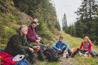 BRUS PÅ BOKS: Etter fleire timar opp og ned og bort og vekk, og godsnakk med sauene, er nesten alle nede frå fjellet. Dermed er det tid for ein pust i bakken og påfyll av energi. Det er ikkje ofte Åge Støfring drikk brus, men under sauesankinga må det til. Eit sikkert teikn på at sauesankinga nærmar seg, er at kjølen i huset til familien Støfring fyllast opp med brus på boks. BRUS PÅ BOKS: Etter fleire timar opp og ned og bort og vekk, og godsnakk med sauene, er nesten alle nede frå fjellet. Dermed er det tid for ein pust i bakken og påfyll av energi. Det er ikkje ofte Åge Støfring drikk brus, men under sauesankinga må det til. Eit sikkert teikn på at sauesankinga nærmar seg, er at kjølen i huset til familien Støfring fyllast opp med brus på boks.