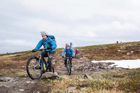 En kronglete sti: Trygve Nygård og Kyrre Berg i god driv på steinet sti ned fra vidda. Foto: Marte Stensland Jørgensen En kronglete sti: Trygve Nygård og Kyrre Berg i god driv på steinet sti ned fra vidda. Foto: Marte Stensland Jørgensen