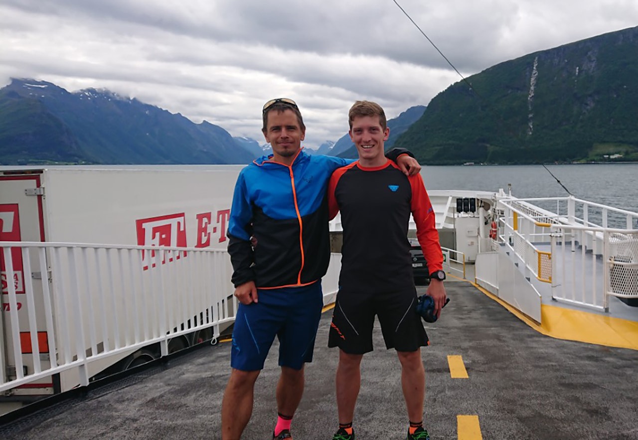 Tommy Haga og Christian Brurås velger å legge løperuta til terrenget, for å få med seg indrefileten av Hjørundfjorden rundt. Foto: Privat