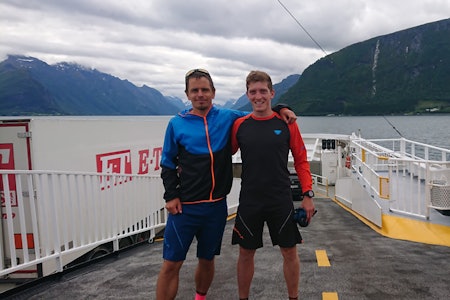 Tommy Haga og Christian Brurås velger å legge løperuta til terrenget, for å få med seg indrefileten av Hjørundfjorden rundt. Foto: Privat Tommy Haga og Christian Brurås velger å legge løperuta til terrenget, for å få med seg indrefileten av Hjørundfjorden rundt. Foto: Privat