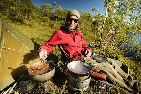 VOILA! Det er mye du kan gjøre for å løfte en trist middag til en smaksopplevelse. Wegge-brødrene Inge og Markus gir deg gode turmatråd. Foto: Christian Nerdrum brødrene begge kjedelig turmat
