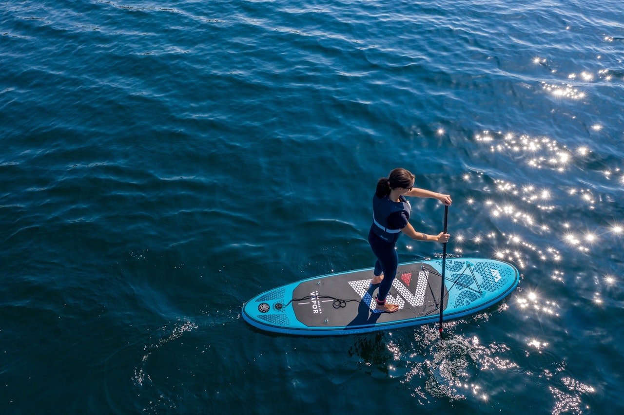 SUPER SOMMER: SUP, eller Stand Up Paddle er ingen ekstremsport, og er en fin aktivitet på flatt vann langs kysten eller innsjøer, uten at du trenger særlige forkunnskaper. 