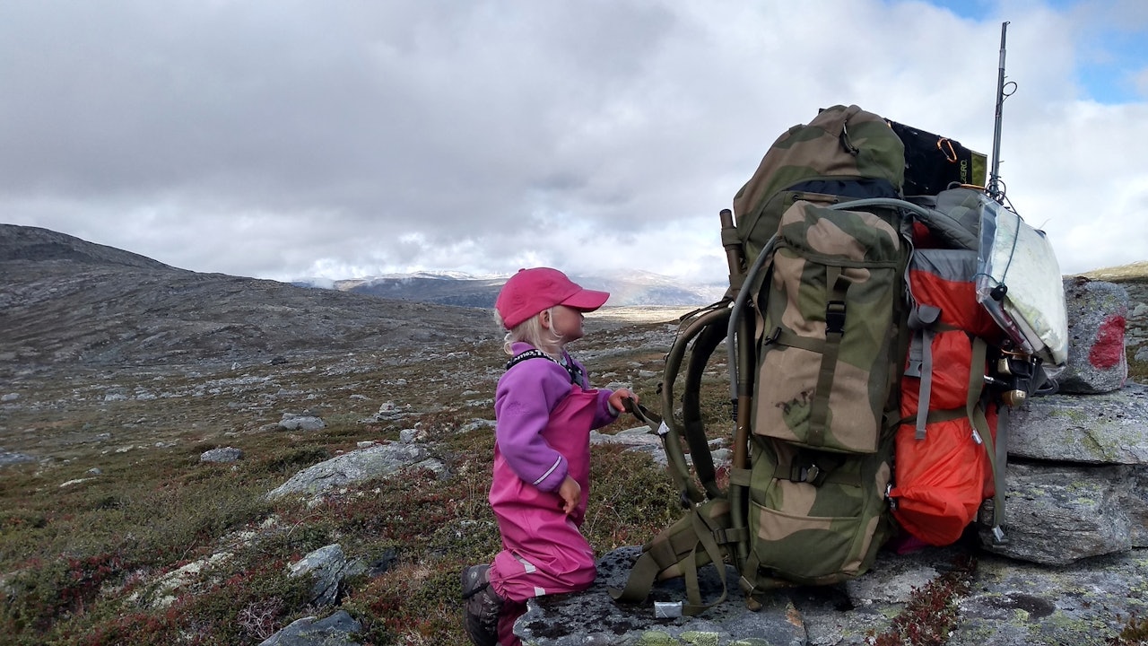FJELLFERIE: I slutten av juni pakker Mina og pappa Alexander sekken for å tilbringe tre uker i Sunnmørsalpene. Foto: Alexander Read FJELLFERIE: I slutten av juni pakker Mina og pappa Alexander sekken for å tilbringe tre uker i Sunnmørsalpene. Foto: Alexander Read