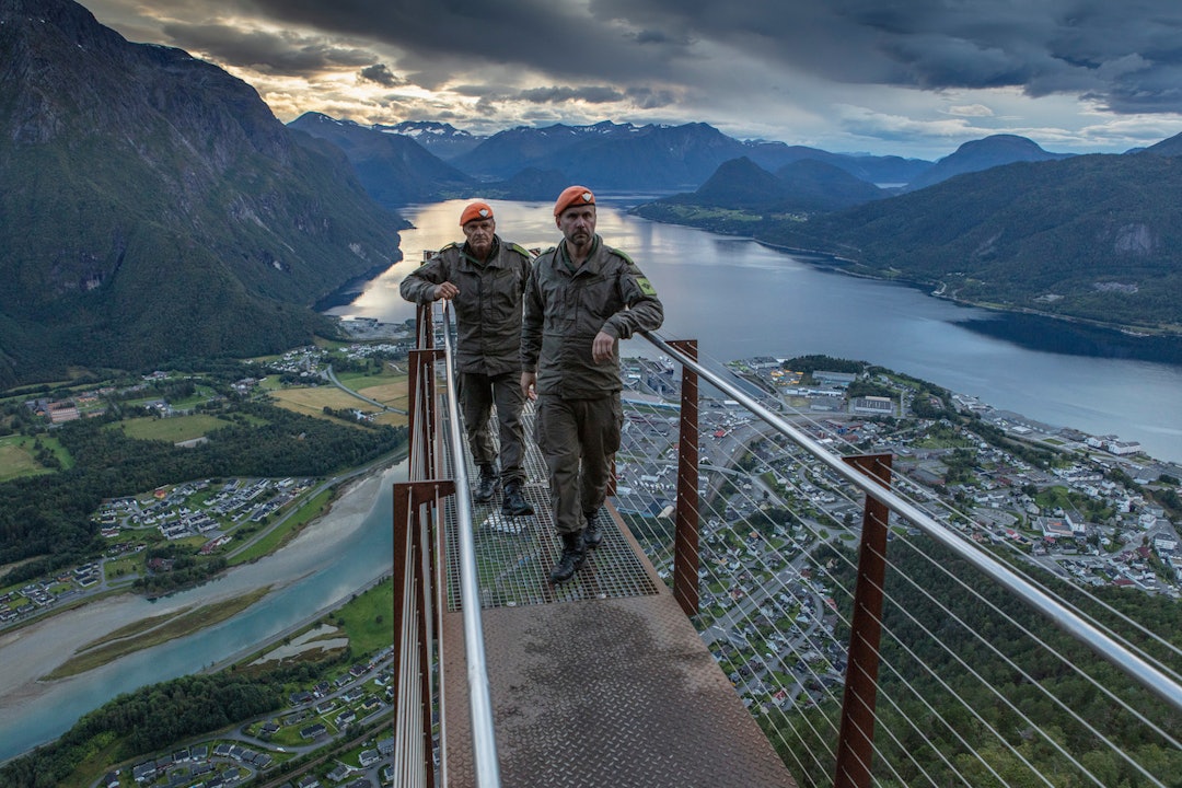 OBERSTEN OG FENRIKEN: Kompani Lauritzen-makkerne Dag Otto Lauritzen og Kristian Ødegaard ute på rampa. Foto: Matti Bernitz/TV 2 rampestreken Åndalsnes romsdalen kompani Lauritzen