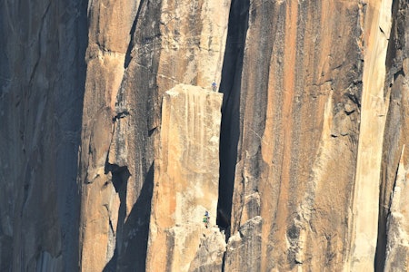 FREERIDER: El Capitan tiltrekker seg klatrere fra hele verden. Her er Paula Voldner og Mari Augusta Hotlien Salvesen ved The spire, omtrent halvveis i veggen. Foto: Tom Evans
