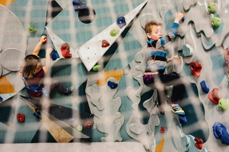 GÅ PÅ VEGGEN: Klatring er litt som med fingerspråk. Du klarer deg kanskje hele livet uten. Men det man kan, kan kanskje komme til nytte? Barna på Oslo klatresenter har ingen problemer med å finne tak. Foto: Line Hårklau GÅ PÅ VEGGEN: Klatring er litt som med fingerspråk. Du klarer deg kanskje hele livet uten. Men det man kan, kan kanskje komme til nytte? Barna på Oslo klatresenter har ingen problemer med å finne tak. Foto: Line Hårklau