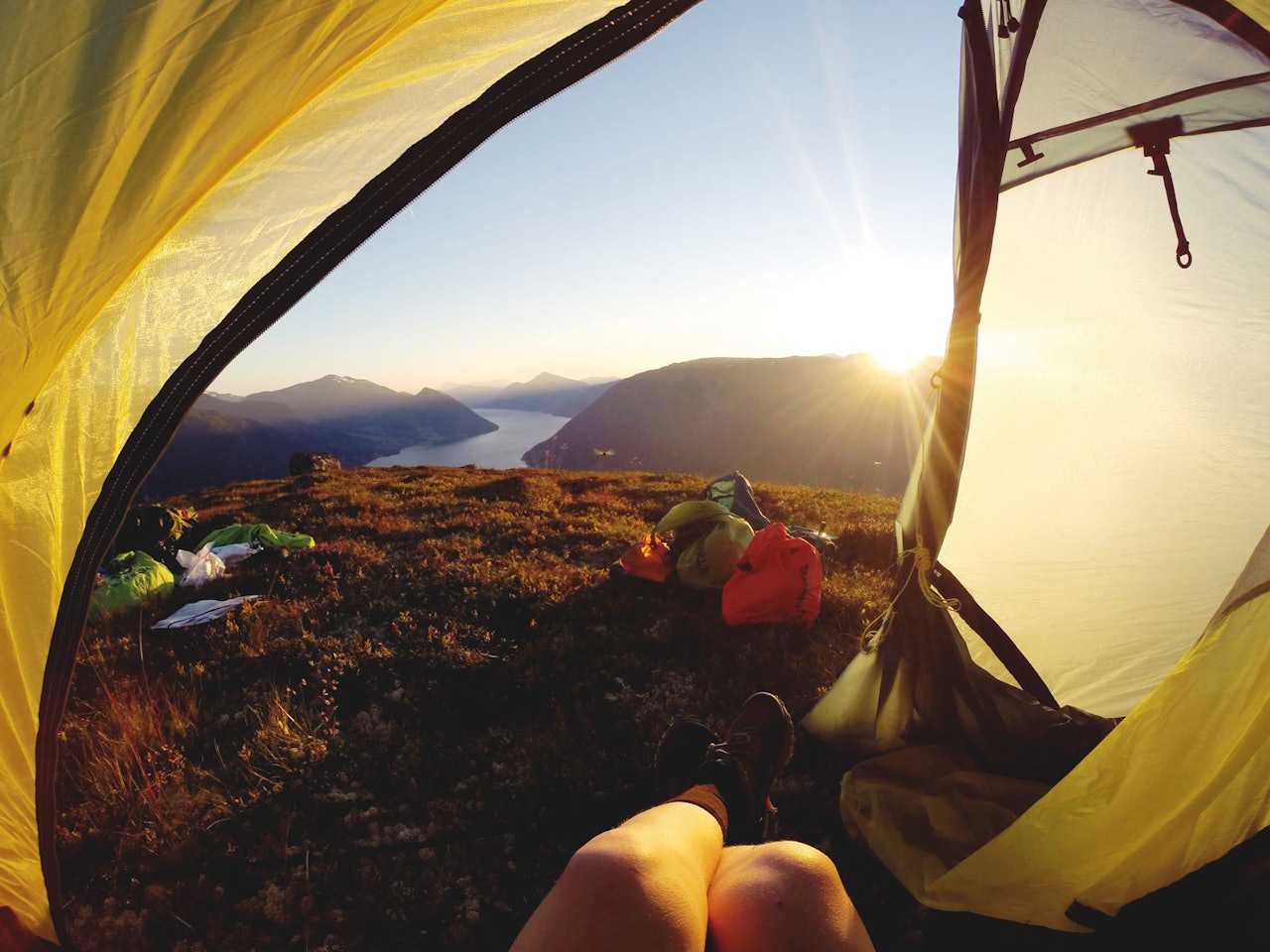 ORKJA DU HIT: Jølster ligger mellom Sogndal og Førde. Fjellene rundt vannet byr på flere muligheter. Foto: Line Hårklau Orkja fjelltur
