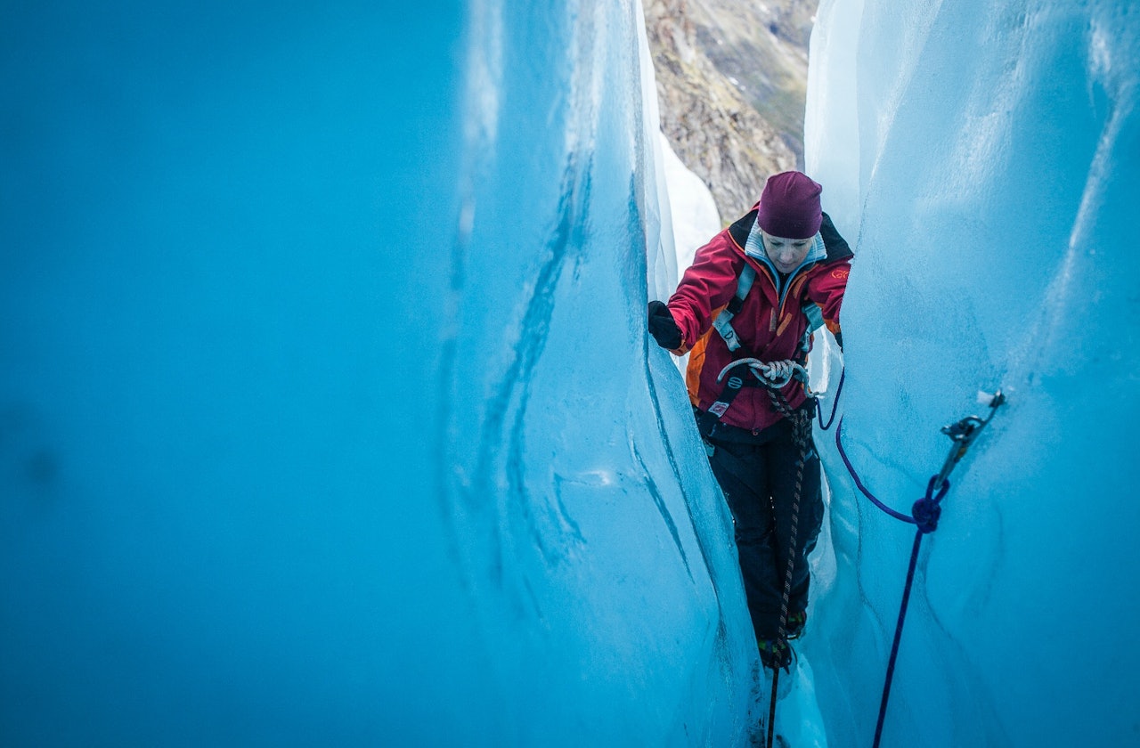 Å tre inn i en verden av blåis, er høyt hevet over hverdagen for de aller fleste. Foto: Marte Stensland Jørgensen Eventyrisen i Jotunheimen