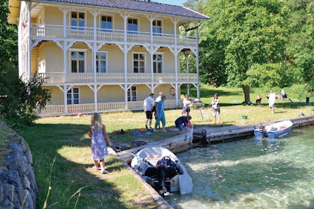 Smith-familiens gule hus er Furøyas landemerke, med konserter og kulturarrangementer sommerstid. Foto: Torolf Kroglund Furøya Sørlandet turguide Gult hus Smith