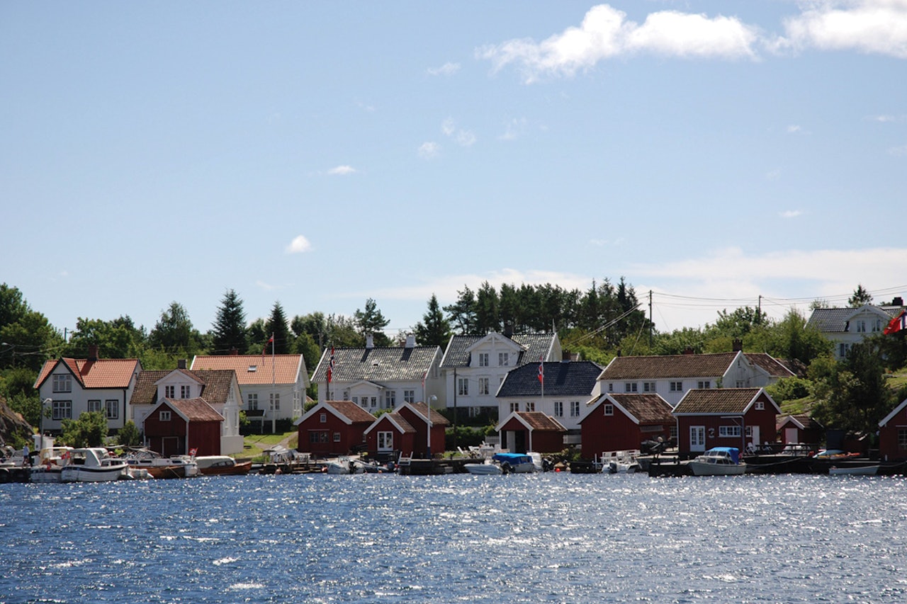 Følger du stien rundt på Merdø, så vil du oppdage hvor variert naturen er her, med rullesteinstrender, svaberg og storhavet på sørsiden og lune sandstrender, trivelig bebyggelse og fine teltplasser på nordsiden. Foto: Torolf Kroglund og Arendal Turistkontor Merdø Arendal Sørlandet turguide