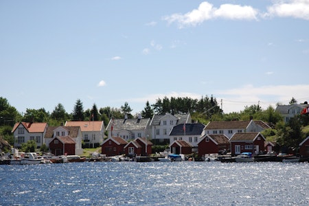Følger du stien rundt på Merdø, så vil du oppdage hvor variert naturen er her, med rullesteinstrender, svaberg og storhavet på sørsiden og lune sandstrender, trivelig bebyggelse og fine teltplasser på nordsiden. Foto: Torolf Kroglund og Arendal Turistkontor Merdø Arendal Sørlandet turguide