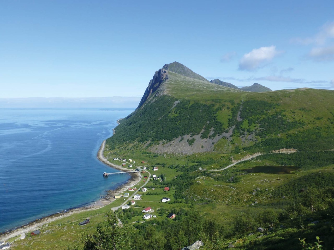 UT MOT HAVET: Brosmortinden ligger flott til på utsiden av Kvaløya. Foto: Kent-Hugo Norheim brosmortinden