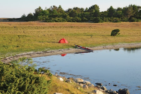 På Tromlingene utenfor Tromøya er det flotte steder å telte, men området kan være værhardt og anbefales derfor primært for de mer erfarne padlerne. Foto: Lars Verket Tromøya Arendal Sørlandet turguide