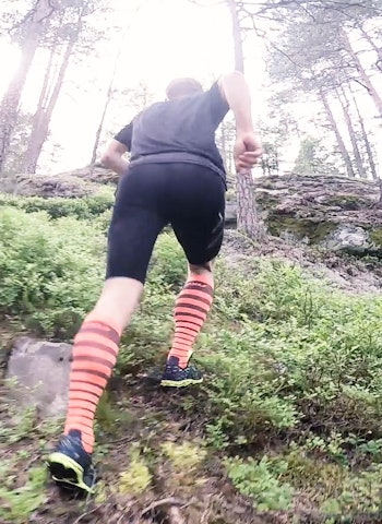 MOT I MOTBAKKEN: Hvor hardt og lenge du skal presse deg i motbakken kan variere veldig. Bilde: Christian Nerdrum løping i motbakke