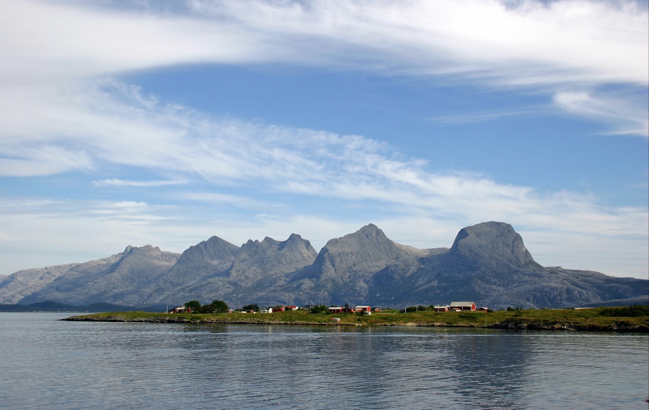 PÅ REKKE OG RAD: De syv søstre ligger sentralt plassert på Helgeland. Fjellformasjonen blenavngitt av dikterpresten Petter Dass. Foto: Visit Helgeland de syv søstre