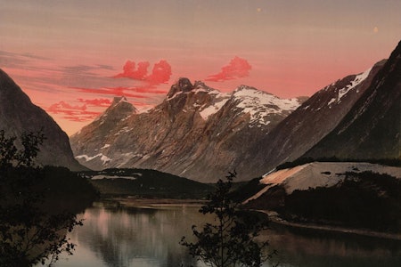 Retusjert foto fra 1890 tatt fra bunnen av Romsdalen. Bispen til venstre, Kongen høyest i midten og Dronningen like til høyre. Kongen Romsdalen Dronningen Bispen