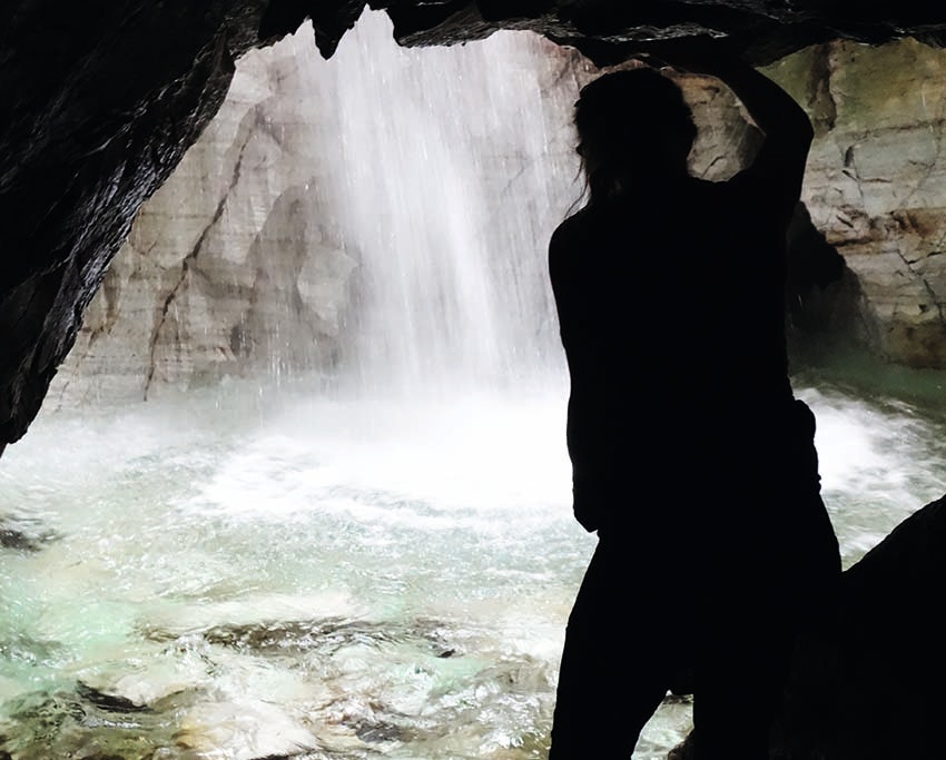 TROLLKYRKJA: Er du på Nordmøre i løpet av sommeren, er det absolutt verdt å oppsøke kalksteinsgrottene du finner her. Foto: Helge L. Wangberg kalksteinsgrotte trollkyrkja