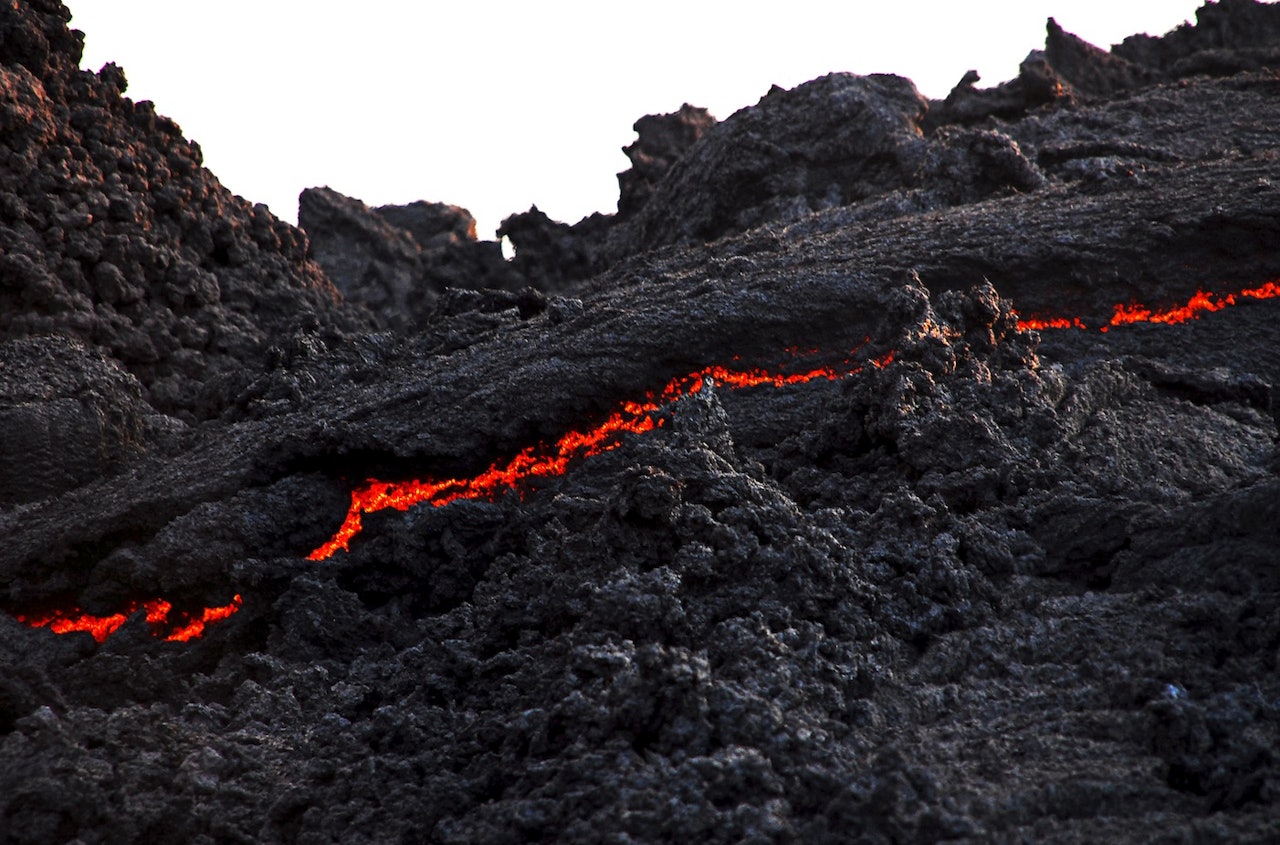 SMELTET FJELL: Siden 2006 har Pacaya vært relativt aktiv, og lavaen siger i små bekker nedover fjellsidene.  