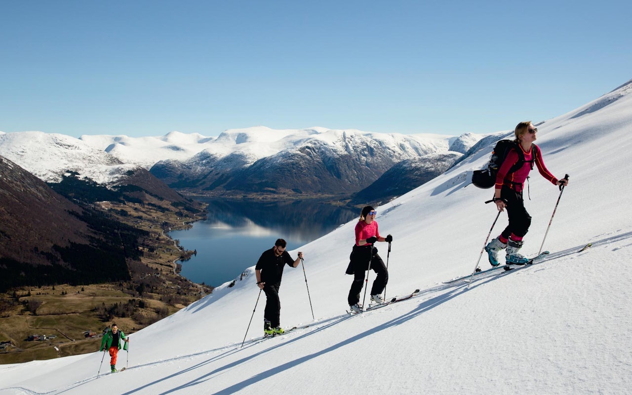 INNBYDENDE: Ståle Mogstad (t.v.), Ove Sæle Barlund, Stine Farsund Ulltang og Ingrid Margrethe Halvorsen Barlund i fersk påskesnø på Bjørsetfjellet. Foto: Line Hårklau Bjørsetfjellet topptur